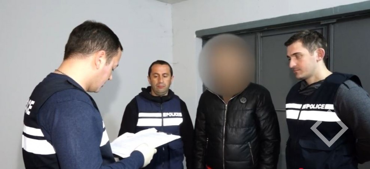 პოლიციამ განსაკუთრებით დიდი ოდენობით, 297 შეკვრა ნარკოტიკული საშუალება და 491 აბი ფსიქოტროპული ნივთიერება ამოიღო